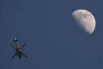 Un hélicoptère Apache au-dessus de la bande de Gaza, lundi.
